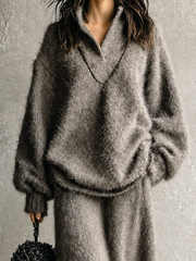 Ensemble taupe pull et jupe à dentelle — détail du pull et du haut de la jupe.