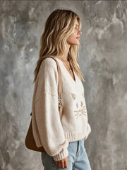 Pull beige chat col V — vue portée de profil