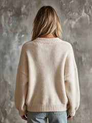 Pull beige chat col V — vue portée de dos