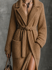Cardigan long camel à ceinture — détail des revers, de la ceinture et des poches.