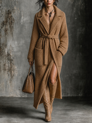 Cardigan long camel à ceinture — vue portée de face.
