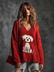 Pull rouge à motif chien — vue portée de face, autre pose