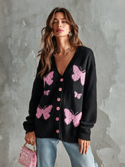 Cardigan noir rose à papillons — vue portée en pied, jean bleu clair