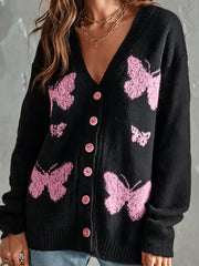 Cardigan noir rose à papillons — gros plan du devant, des boutons roses et des papillons roses