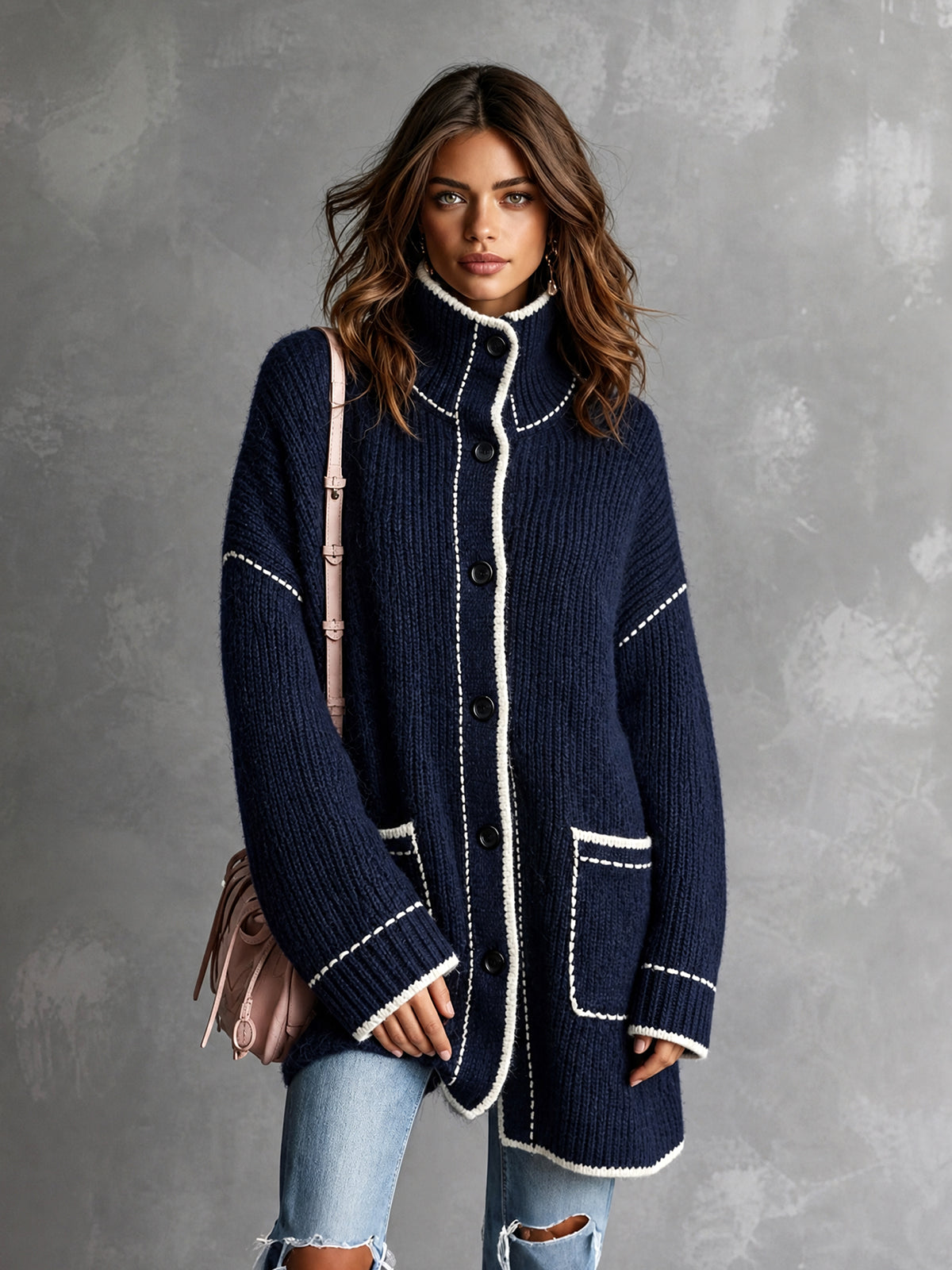 Cardigan marine à bordures contrastées — vue de face.