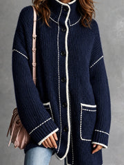 Cardigan marine à bordures contrastées — détail des bordures et des poches.