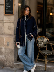 Cardigan marine à bordures contrastées — vue portée en extérieur.