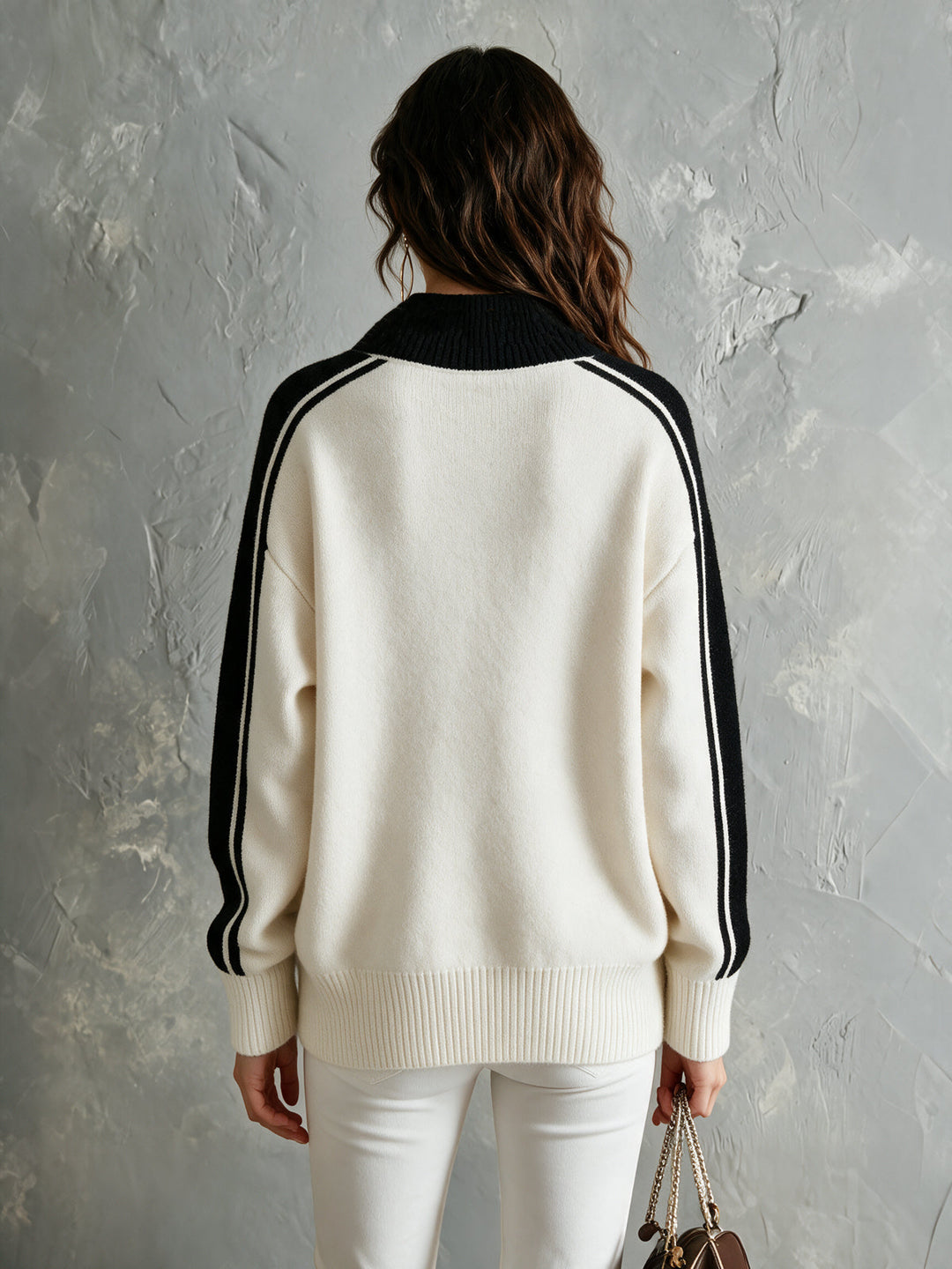 Pull crème et noir à col V et détails côtelés — détail du col. Soniel Paris.