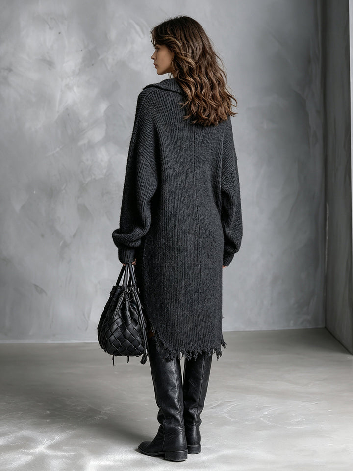 Robe-pull noire à col V et base asymétrique — détail du col. Soniel Paris.