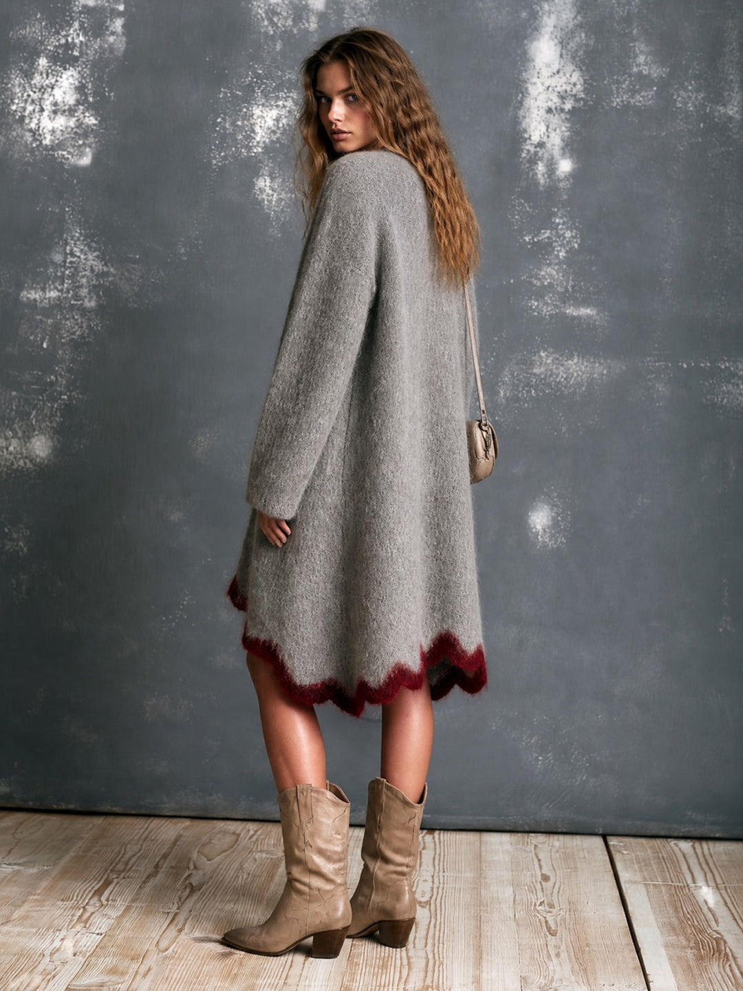 Cardigan gris aux bordures rouges — vue de dos