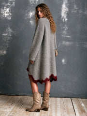 Cardigan gris aux bordures rouges — vue de dos