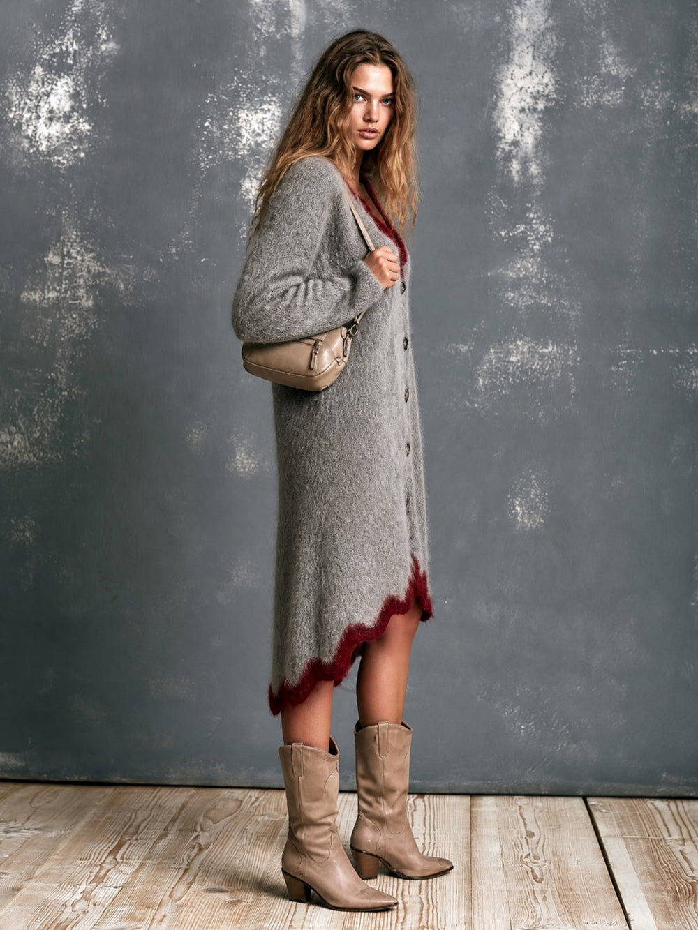 Cardigan gris aux bordures rouges — vue de profil
