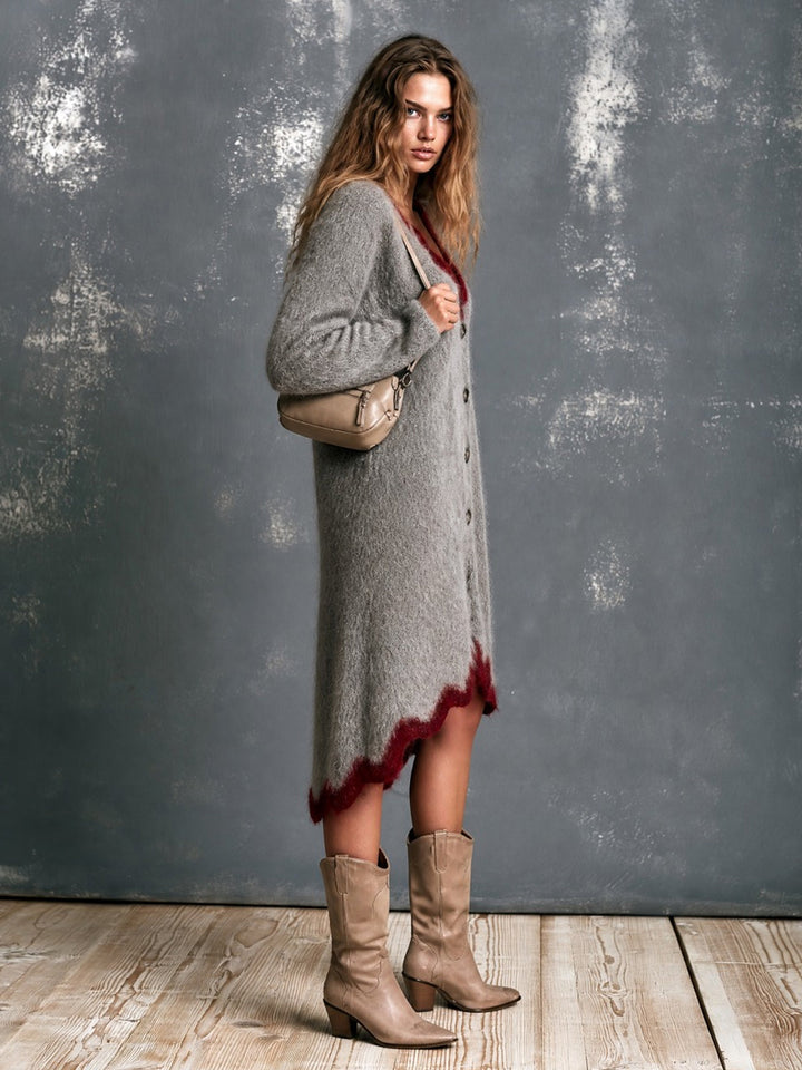 Cardigan gris aux bordures rouges — vue de profil