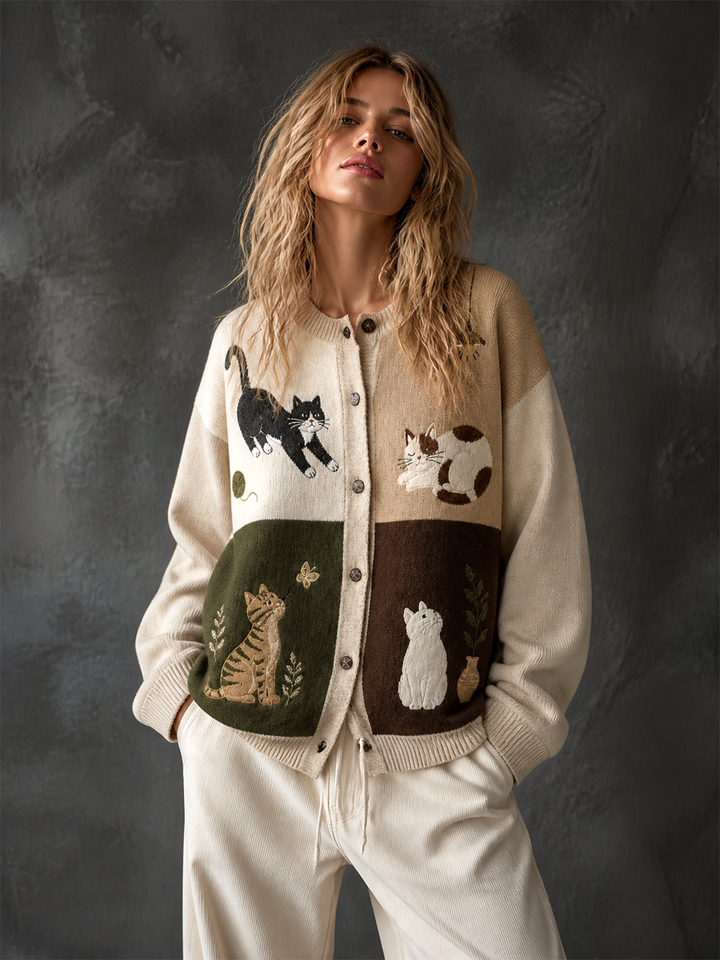 Cardigan boutonné à motifs de chats — vue portée