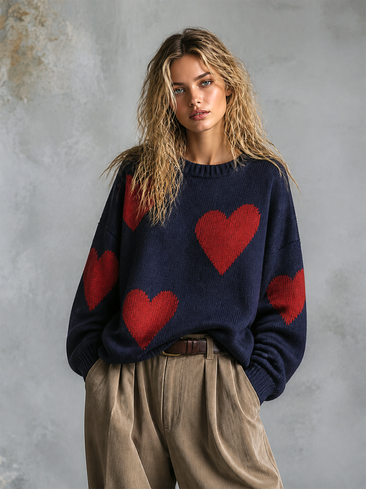 Pull bleu marine à cœurs rouges — vue de profil. Soniel Paris.