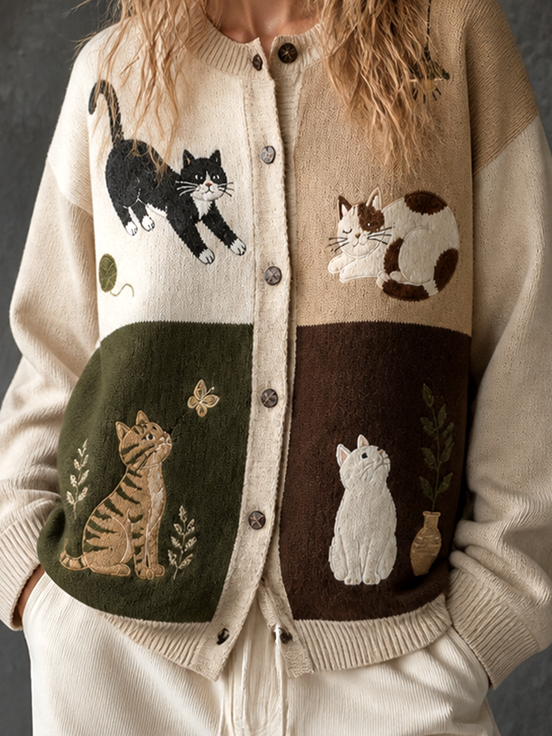Cardigan boutonné à motifs de chats — détail des motifs de chats