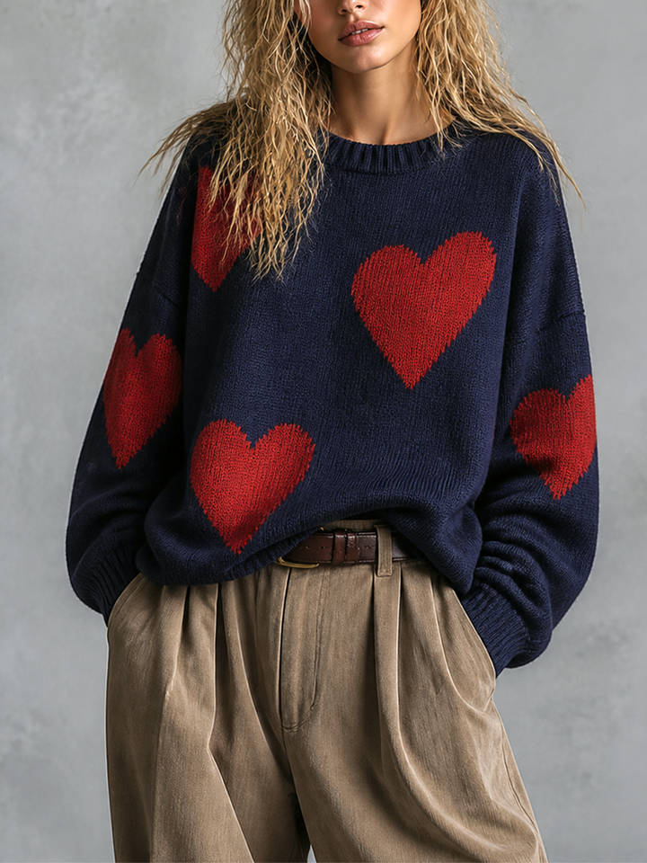 Pull bleu marine à cœurs rouges — vue de face. Soniel Paris.