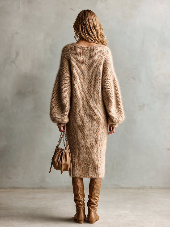 Robe en maille camel à encolure carrée — vue de dos. Soniel Paris.