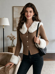 Cardigan brun à col contrastant — vue portée en intérieur.