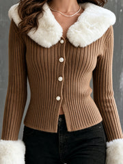 Cardigan brun à col contrastant — détail du col, des boutons et de la maille.