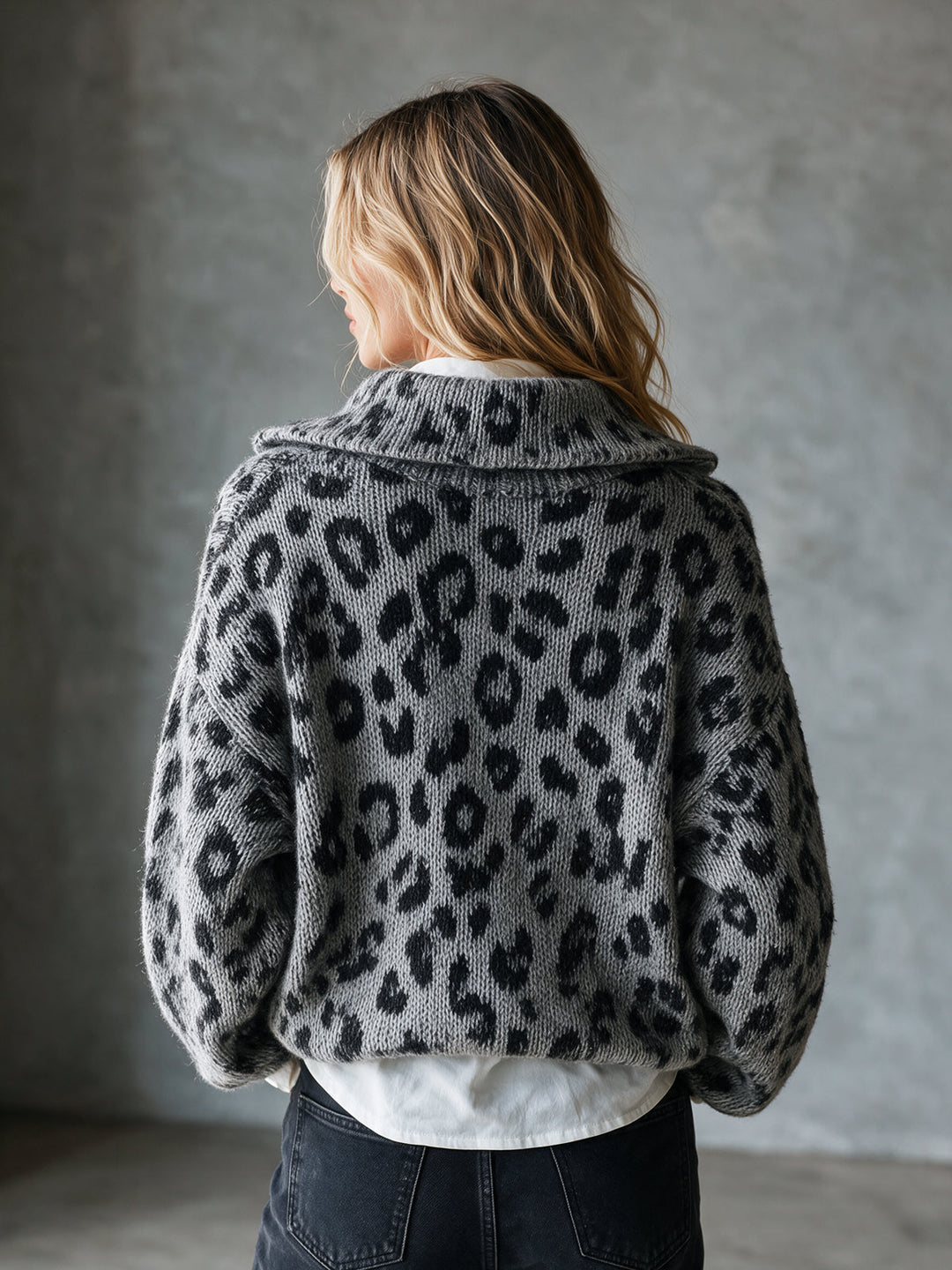 Pull gris à motif léopard et col zippé — détail du col. Soniel Paris.