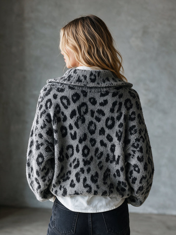Pull gris à motif léopard et col zippé — détail du col. Soniel Paris.
