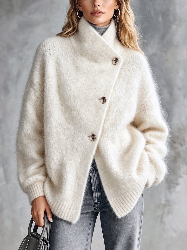 Cardigan crème à boutonnage asymétrique — vue portée de face