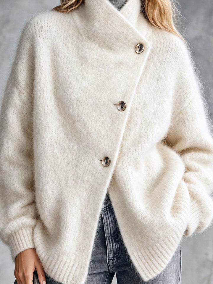 Cardigan crème à boutonnage asymétrique — vue rapprochée du boutonnage