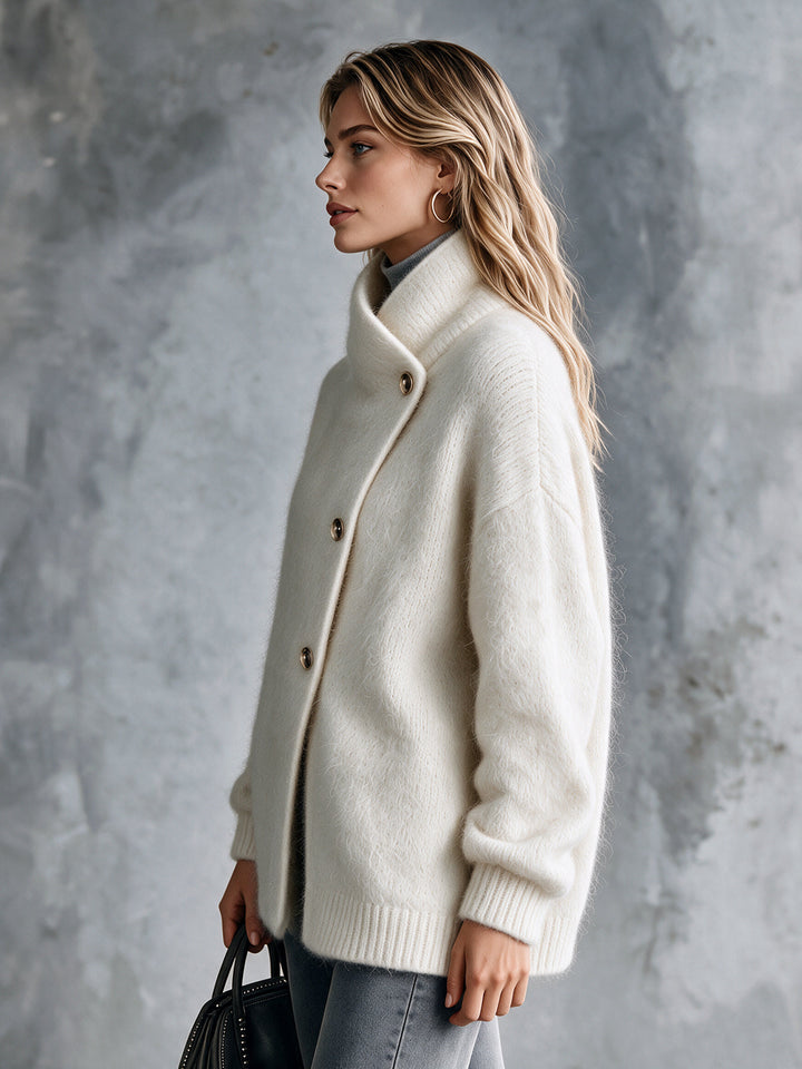 Cardigan crème à boutonnage asymétrique — vue de profil