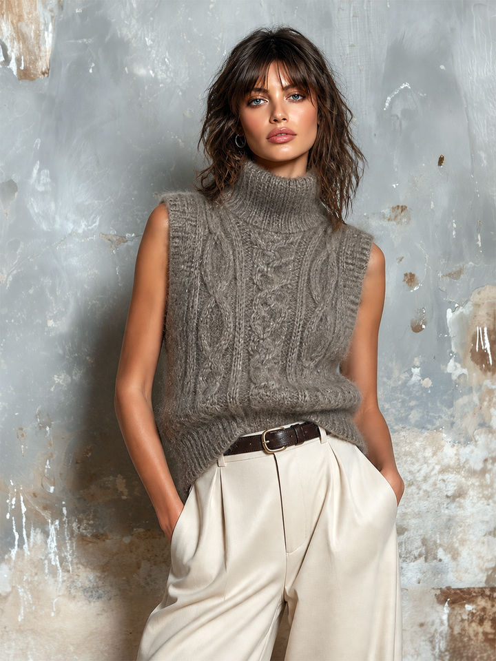 Pull sans manches taupe à torsades — vue de profil. Soniel Paris.