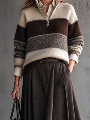 Ensemble pull zippé et jupe plissée — détail du demi-zip et des rayures.
