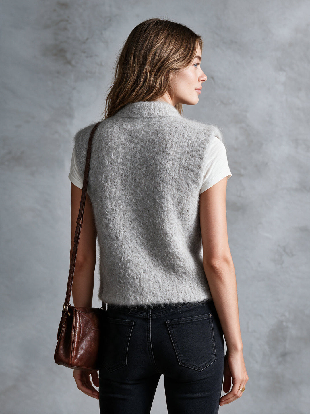 Gilet gris clair boutonné — vue de dos