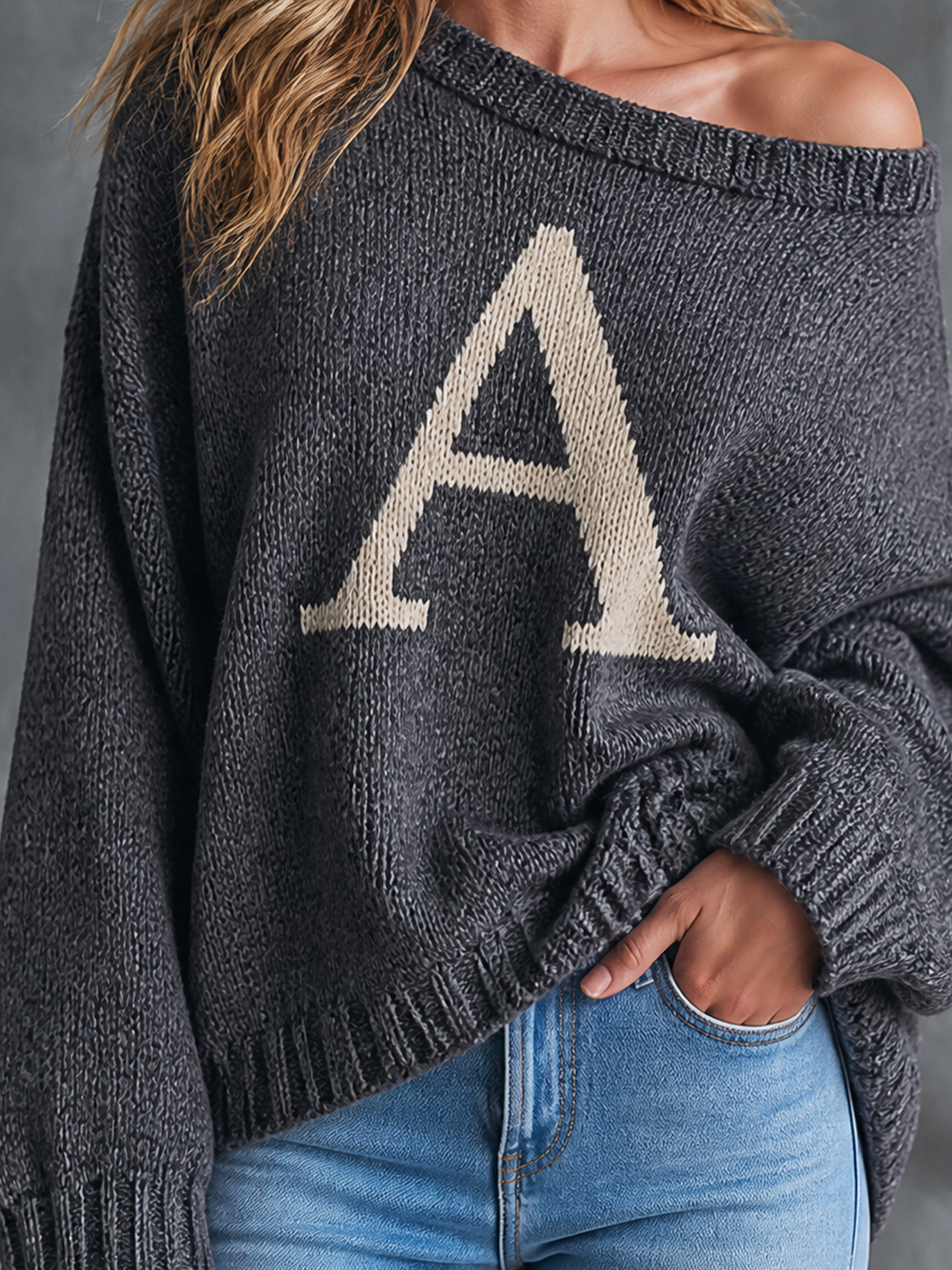 Pull anthracite à lettre A — vue de dos. Soniel Paris.