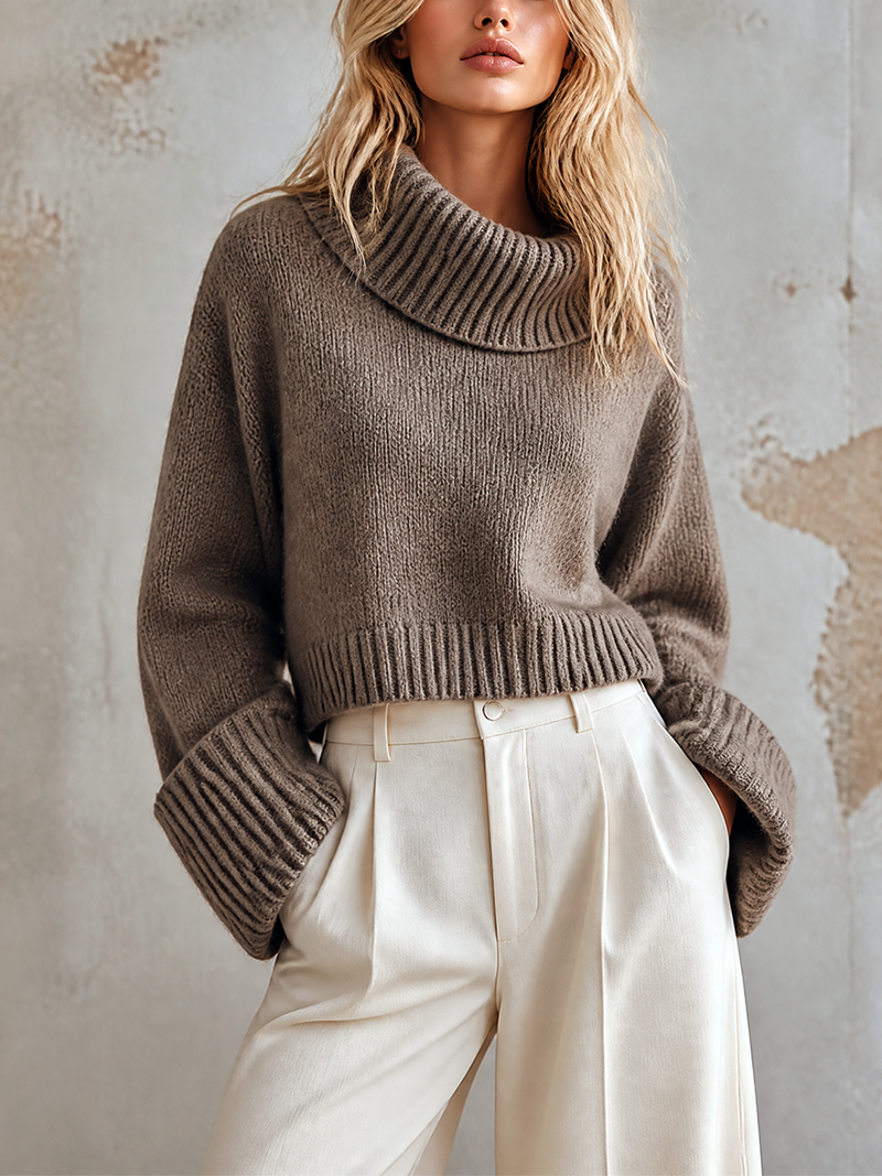 Pull taupe à col roulé rabattu — vue de face. Soniel Paris.
