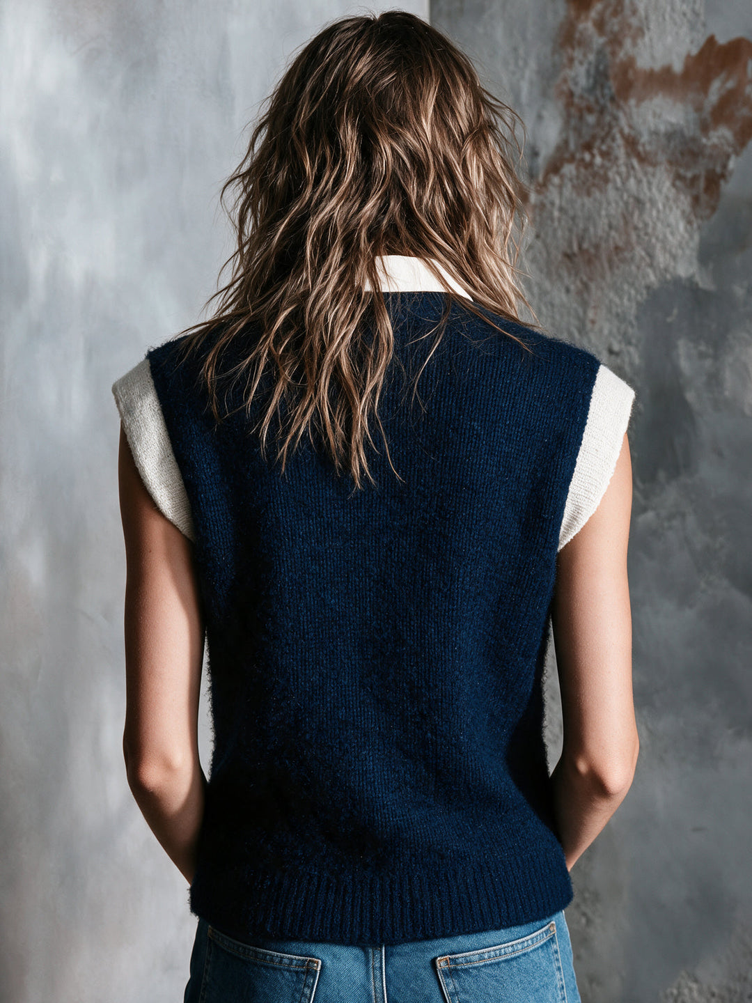 Gilet bleu marine et blanc à col V — vue de dos