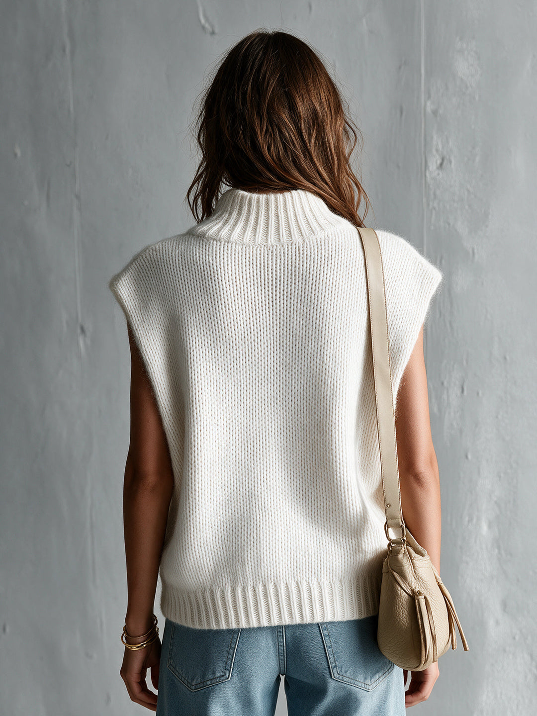 Pull sans manches crème, vue portée de dos