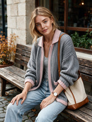 Cardigan gris à bordures roses — vue portée assise.