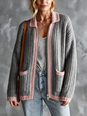 Cardigan gris à bordures roses — vue rapprochée de face.