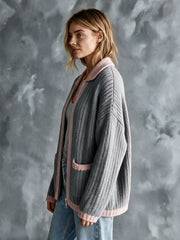 Cardigan gris à bordures roses — vue de profil.