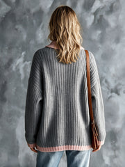Cardigan gris à bordures roses — vue de dos.