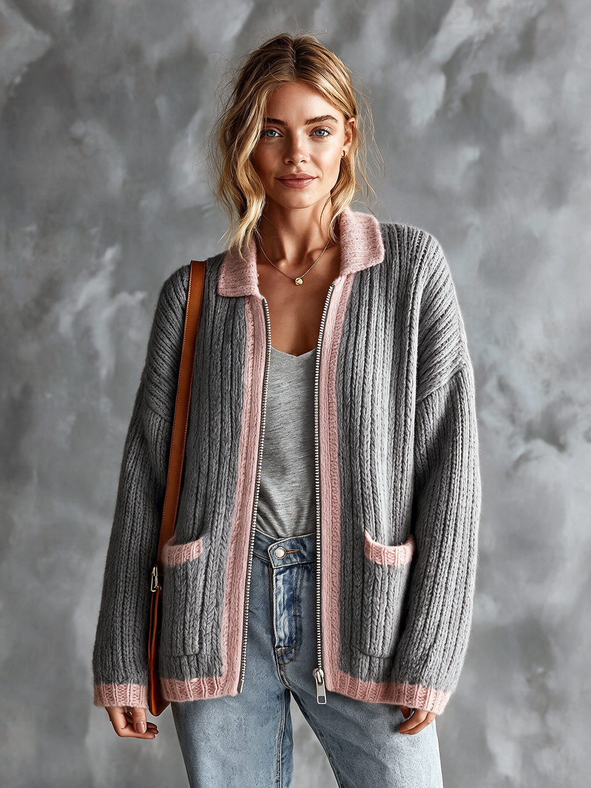 Cardigan gris à bordures roses — vue de face.