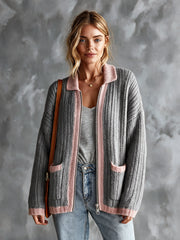 Cardigan gris à bordures roses — vue de face.