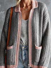 Cardigan gris à bordures roses — détail du col et des poches.