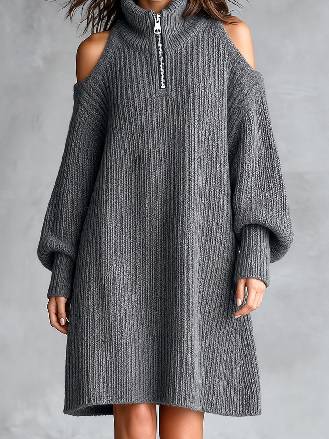 Robe courte grise à col zippé — détail du col zippé et des épaules dénudées