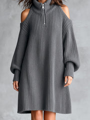 Robe courte grise à col zippé — détail du col zippé et des épaules dénudées
