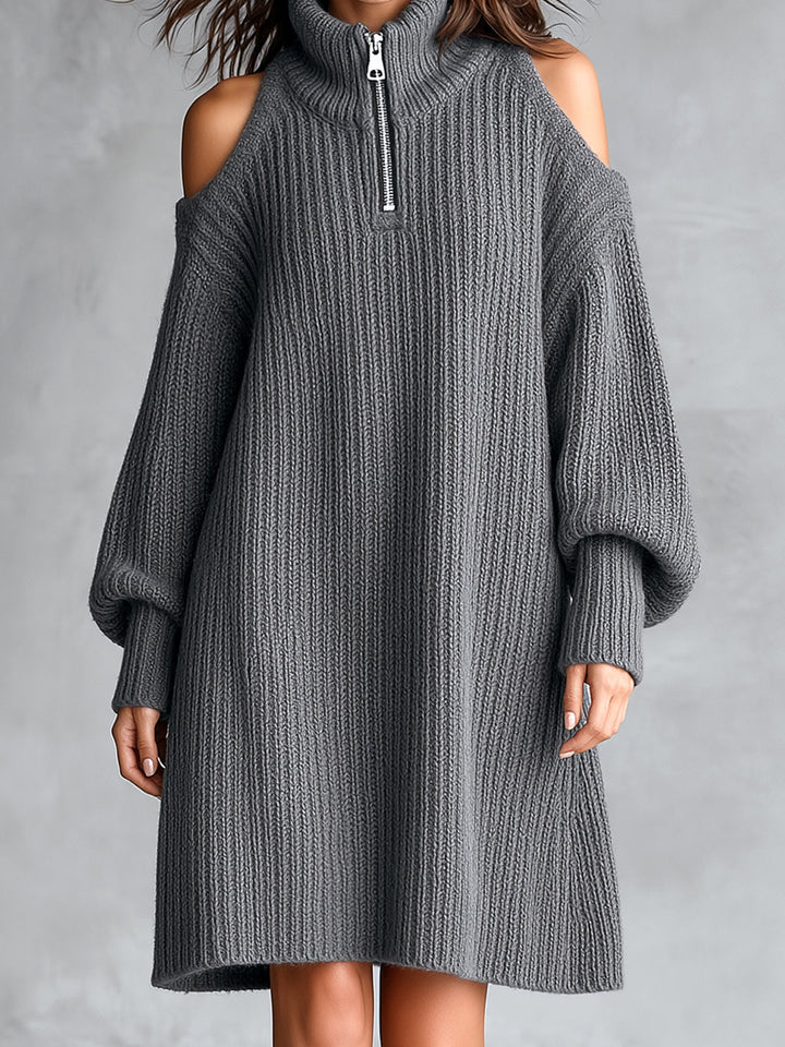 Robe courte grise à col zippé — détail du col zippé et des épaules dénudées