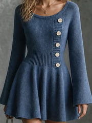 Robe courte bleue à boutons latéraux — détail des boutons et de la taille.