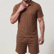 Ensemble polo rétro et short marron — gros plan du buste, col boutonné et texture