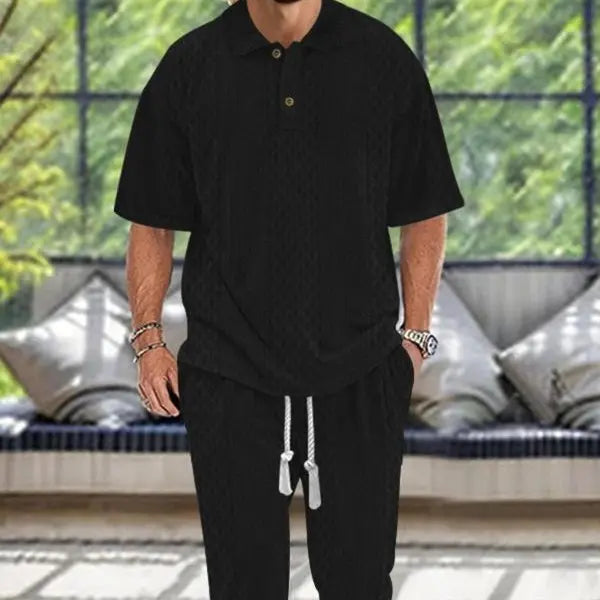 Ensemble polo texturé et pantalon noir — vue portée en pied, de face