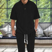 Ensemble polo texturé et pantalon noir — vue portée en pied, de face